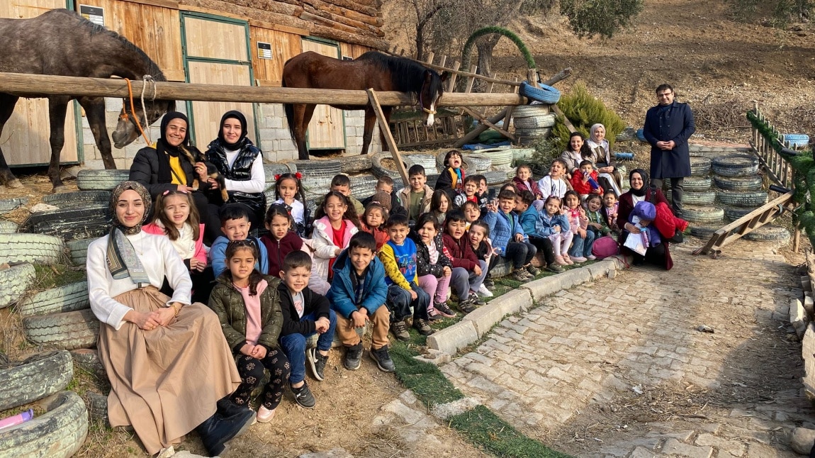 Öğrencilerimizle Unutulmaz Bir At Çiftliği Gezisi Gerçekleştirdik